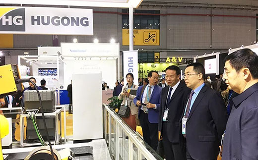 河南省鹤壁市市长莅临QG刮刮乐意大利CEA展位