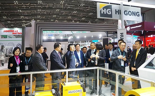 甘肃省天水市常务副市长莅临QG刮刮乐意大利CEA展位